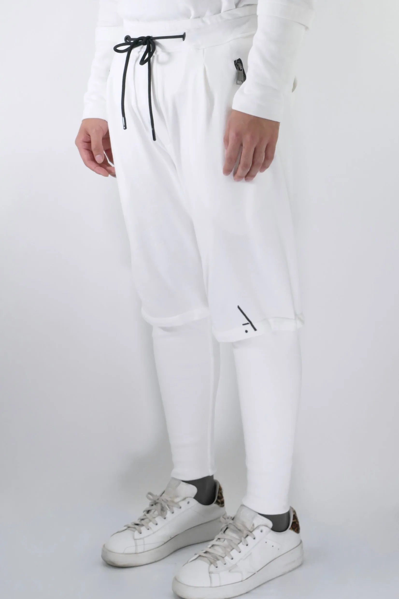 Athoa Bermuda Form Joggers - White